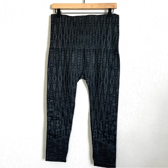 SPANX Look At Me Now Leggings Black Gray Geo Patterned Cropped NWT 3X - Picture 3 of 6